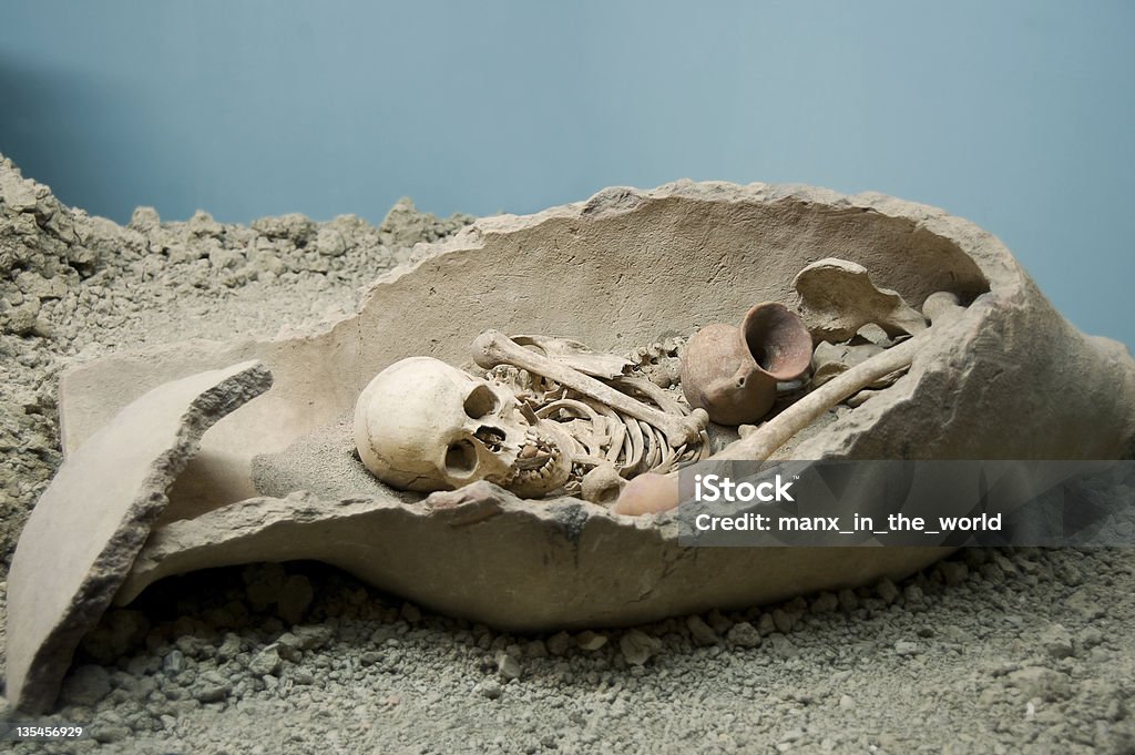 Túmulo com o esqueleto ainda - Royalty-free Neandertal Foto de stock