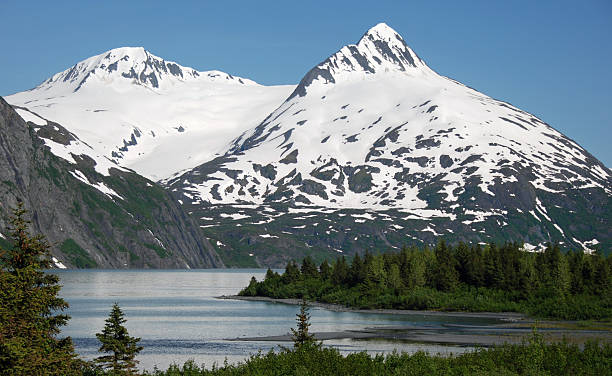 monts chugach alaska - portage lake photos et images de collection