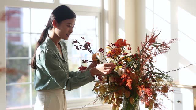A woman who arranges flowers at home