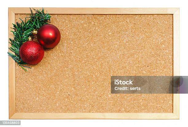 Corkboard Com Ornamentos De Natal - Fotografias de stock e mais imagens de Natal - Natal, Quadro de Avisos, Bola