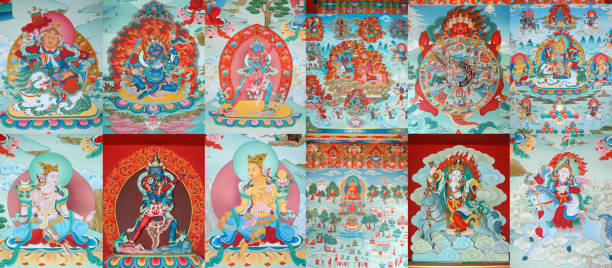 set di divinità tibetane icona nel monastero tibetano in nepal - tibetan script foto e immagini stock