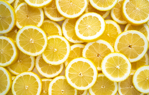 Disposición de rodajas de fruta de limón en una fila de fondo de fotograma completo photo
