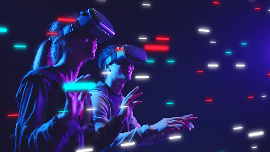 Metaverse VR juego de realidad virtual, hombre y mujer juegan metaverse tecnología digital virtual control de juegos con gafas VR photo