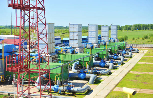 stazione di compressione del gas. un insieme di attrezzature e strutture per aumentare la pressione del gas naturale durante il suo trasporto e stoccaggio. sfondo. paesaggio. - gas station foto e immagini stock