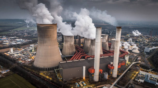 kominy z elektrowni opalającej węgiel brunatny - aerial shot - niederaußem zdjęcia i obrazy z banku zdjęć