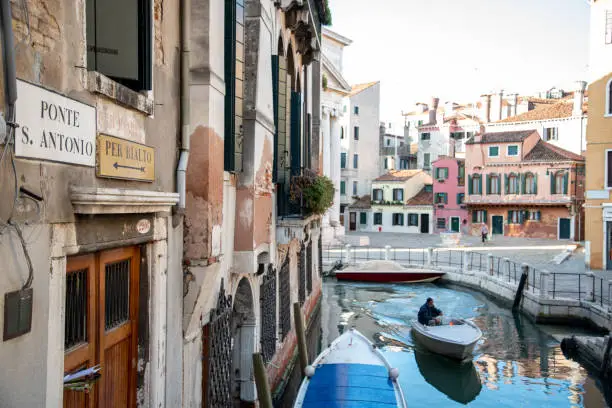 Photo of Old Street Sign to Rialto Bridge near Campo della Maddalena in Cannaregio District, Venice