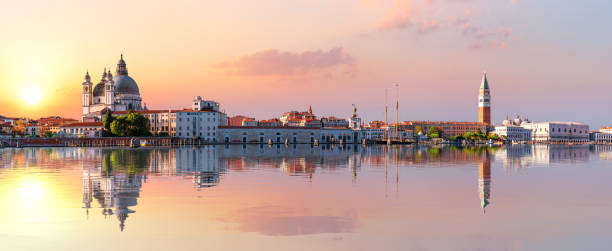 panorama de venecia, vista de la iglesia de santa maría de la salud, el palacio ducal, la torre de san marcos y la laguna - venecia italia fotografías e imágenes de stock