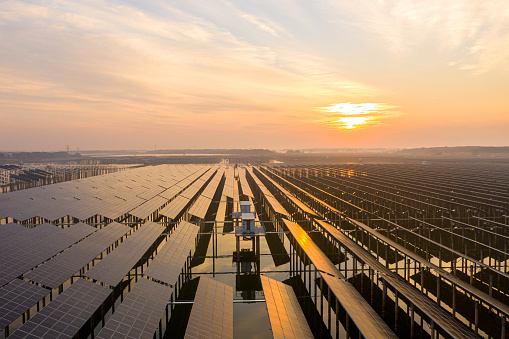 航拍夕陽下的太陽能發電場