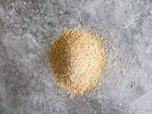 mucchio di crusca d'avena su sfondo grigio - crusca foto e immagini stock