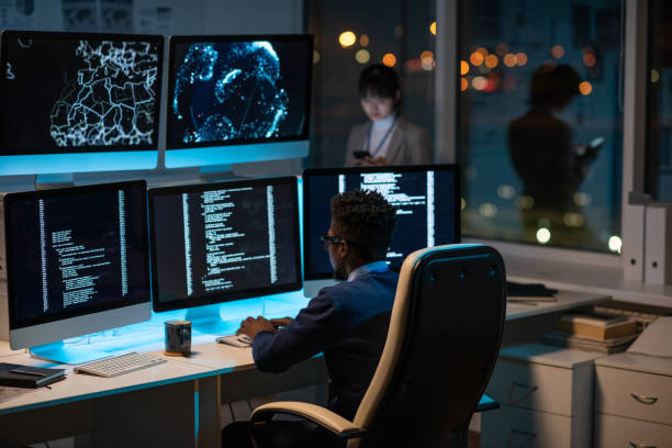 joven desarrollador de ti africano escribiendo frente a la pantalla de la computadora - counter terrorism fotografías e imágenes de stock