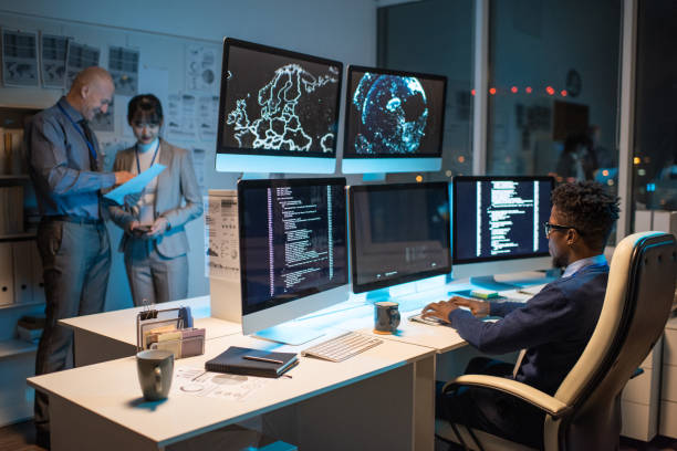 joven empresario africano mirando datos en la pantalla de la computadora - counter terrorism fotografías e imágenes de stock