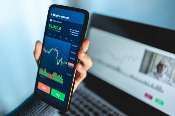 trader transmite aula de educação financeira online com coach sênior usando celular - conceito de negociação forex - selling buy market stock market - fotografias e filmes do acervo