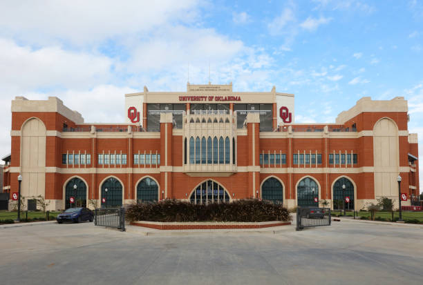 Gaylord Family Oklahoma Memorial Stadium at The University of Oklahoma Norman, OK, USA - October 26, 2021: Gaylord Family Oklahoma Memorial Stadium at The University of Oklahoma. The University of Oklahoma is a public research university in Norman, Oklahoma. ncaa college conference team stock pictures, royalty-free photos & images