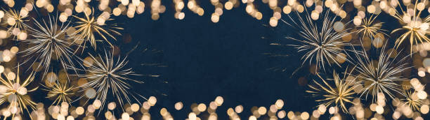 rahmen von lichtern bokeh goldene fackeln und feuerwerk, isoliert auf blauem beton nacht textur - feiertag silvester silvester silvester silvester party feuerwerk festlicher hintergrund banner panorama grußkarte. - dekorative stock-fotos und bilder