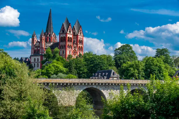 Limburg Cathedral with the arches of the stone arch bridge "Alte Lahnbrücke" in good weather