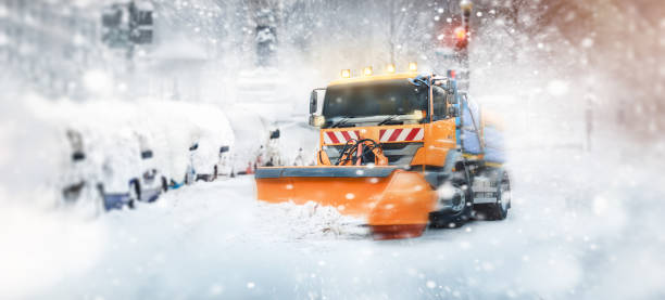 Professional snow cleaning - snow plow in the city Professional snow cleaning - snow plow in the city winterdienst stock pictures, royalty-free photos & images