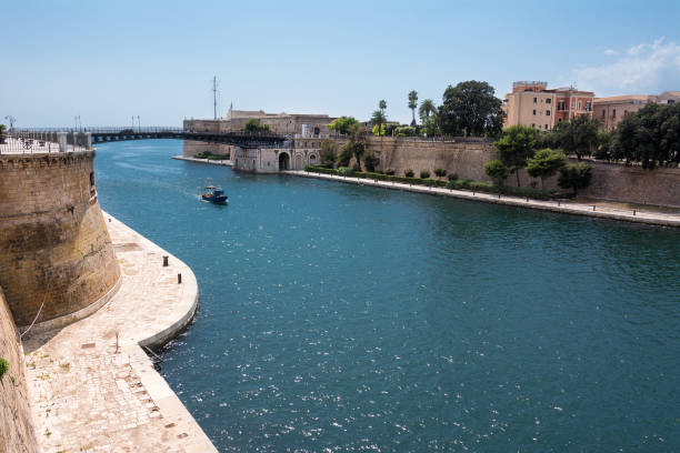 The swing bridge of Taranto that separates the new city from the old village swing bridge of Taranto that separates the new city from the old village taranto stock pictures, royalty-free photos & images