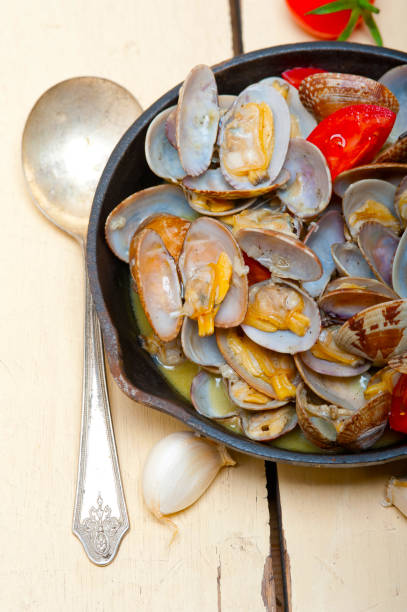 istock fresh clams on an iron skillet 1354714141