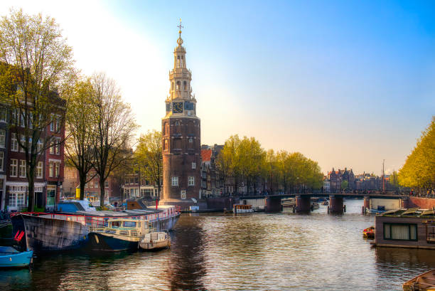 la célèbre tour montelbaanstoren à l’angle des canaux waalseilandsgracht et oudeschans à amsterdam, hollande - montelbaan tower photos et images de collection