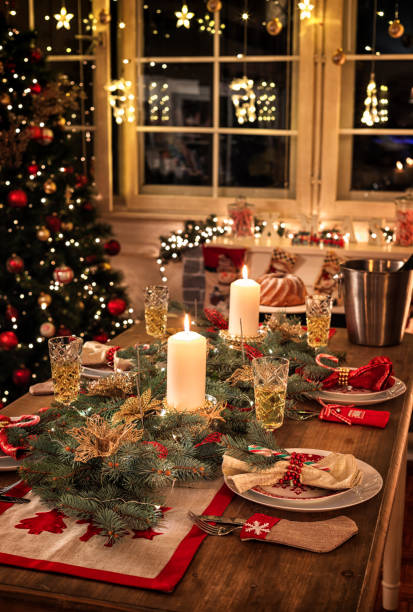 elegante mesa de comedor navideña - fireplace christmas candle holiday fotografías e imágenes de stock