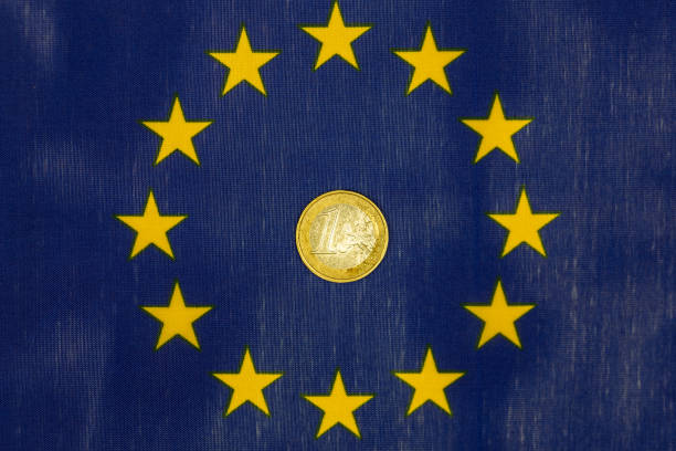 â¬1 coin in the middle of the european union flag, economic and financial concept - currency exchange currency european union currency dollar imagens e fotografias de stock