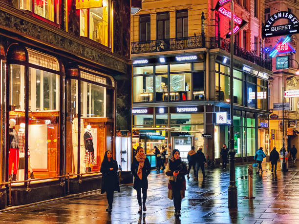 strada graben invernale a vienna - starbucks women walking restaurant foto e immagini stock