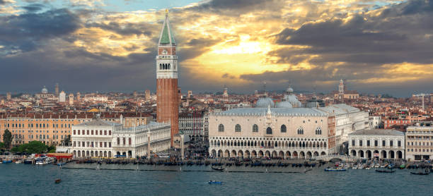 la place saint-marc à venise par mauvais temps et marée haute, vue depuis le campanile di san giorgio - st marks cathedral photos et images de collection