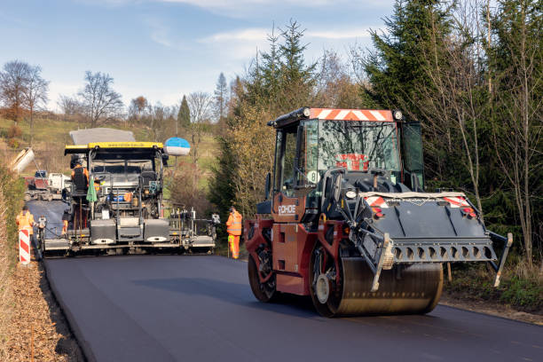 asphalting a new road near brilon in german sauerland - arbeit imagens e fotografias de stock