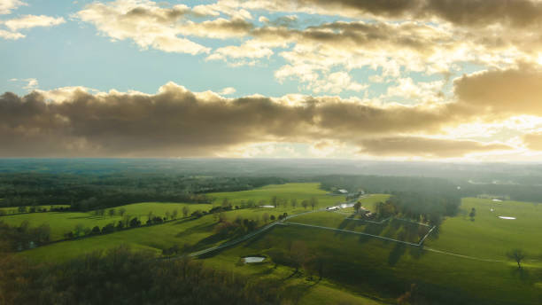 üppig grünes grasland farm und ranch landwirtschaftsfläche von oberhalb des james river basin im südwesten von missouri fotoserie - hügellandschaft stock-fotos und bilder