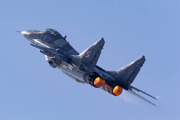 aereo mikoyan-gurevich mig-29a dell'aeronautica polacca in partenza dall'aeroporto di payerne. - fighter plane jet military airplane afterburner foto e immagini stock