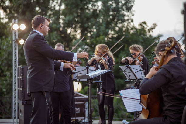 ensemble musicale che suona musica strumentale classica all'aperto - concerto classico foto e immagini stock