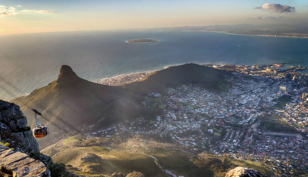 vista aerea per cable car e città del capo da table mountain in sud africa - table mountain foto e immagini stock