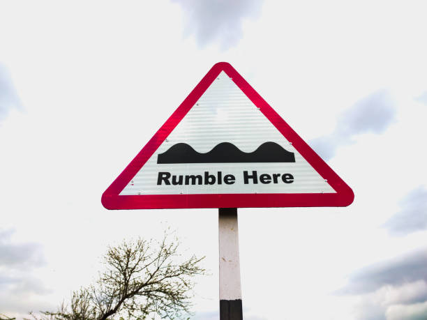 дорожный знак с грохотом - rumble strip стоковые фото и изображения