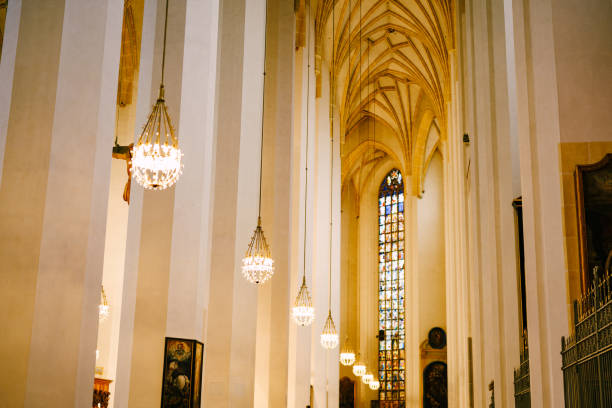 wysokie łukowate sklepienia w katedrze frauenkirche. monachium - european culture spirituality traditional culture famous place zdjęcia i obrazy z banku zdjęć