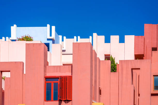 calp, spanien, 17 juni, 2019: la muralla roja gebäude, red wall gebäude in calp, spanien - pink buildings stock-fotos und bilder
