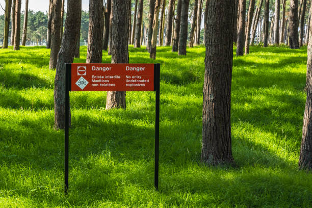 segnale di avvertimento rosso, nessun ingresso, esplosivi non detonati sulla cresta di vimy in francia. - exploding mining bomb mine foto e immagini stock