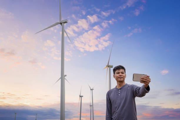 le turbine eoliche sono una fonte di elettricità alternativa per essere risorse sostenibili in futuro. persone nella comunità con generatori eolici turbine. il concetto di energia pulita salva il mondo - farm scenics landscape alternative energy foto e immagini stock