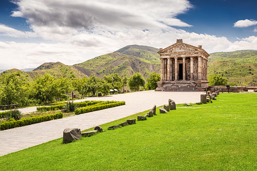 Vista panorámica del Templo Garni - una de las principales atracciones turísticas y de viajes de Armenia, ubicada cerca de Ereván photo
