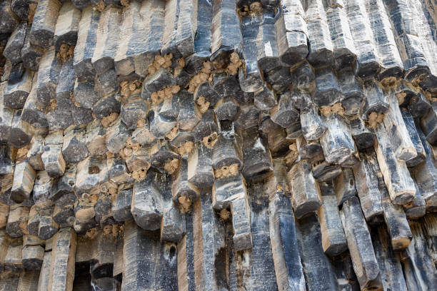 célèbre monument naturel près du village de garni en arménie - colonnes de basalte ou une symphonie de pierres ressemble à un orgue musical - organ mountain range photos et images de collection