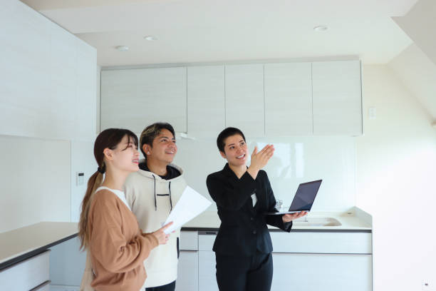 non-binary real estate agent and multi-ethnic young couple visit to new house - family insurance agent real estate financial advisor imagens e fotografias de stock