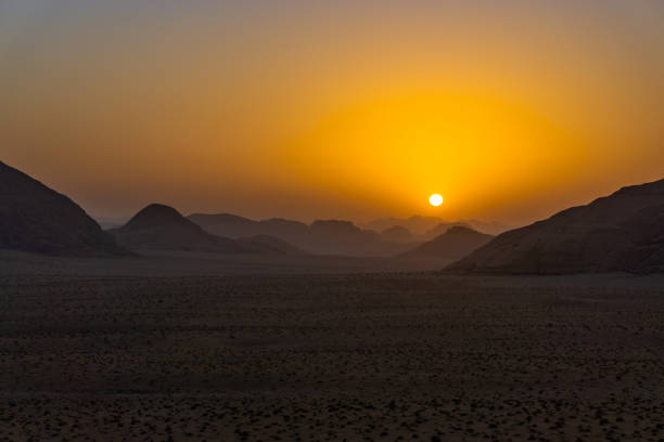 sonnenuntergang im wadi rum, jordanien - jordan camel wadi rum arabia stock-fotos und bilder