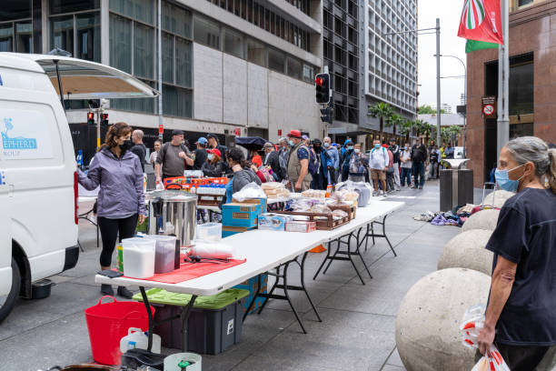 bezdomni potrzebujący biedni ludzie w niekorzystnej sytuacji w kolejce po żywność w australii, sydney - underprivileged zdjęcia i obrazy z banku zdjęć
