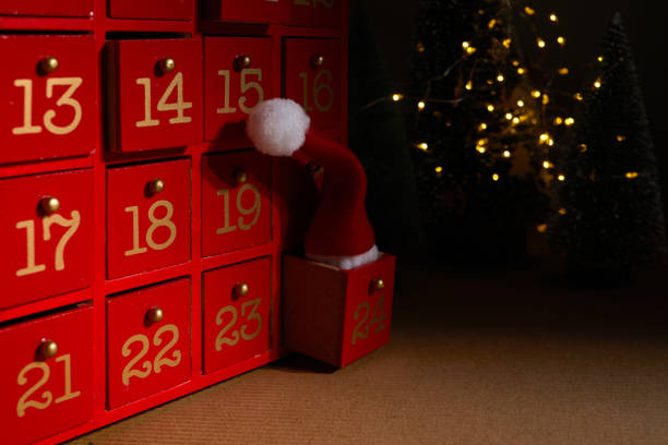 calendrier de l’avent de noël rouge avec chapeau de père noël. - advent calendar christmas number red photos et images de collection