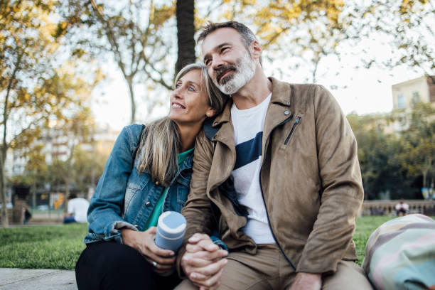 portrait d’un couple d’âge mûr profitant de ses vacances à barcelone - couple dâge mûr photos et images de collection