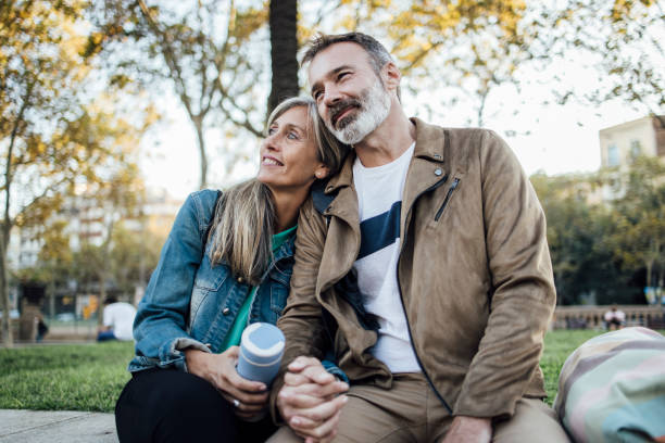 portret dojrzałej pary spędzającej wakacje w barcelonie - couple outdoors coffee friendship zdjęcia i obrazy z banku zdjęć