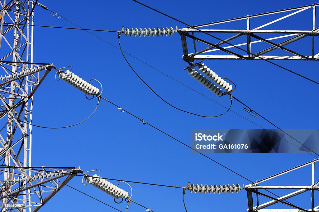 Lignes de puissance sur ciel bleu - Photo de Acier libre de droits