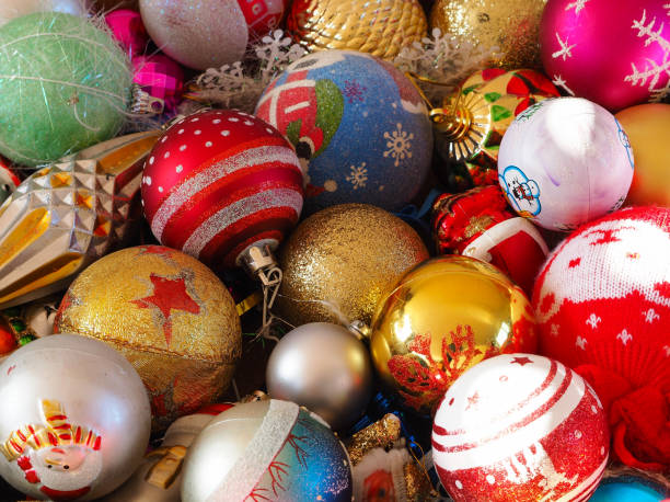 festività natalizie eleganti ninnoli e nastri in primo piano. una collezione colorata di palline di natale è utile come sfondo del modello - green bauble foto e immagini stock