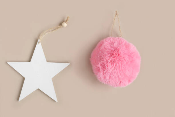 Eco christmas toys. Wooden christmas star decoration on neutral beige background with copy space. Eco friendly Christmas decor for home, waste-free concept. Composition in eco-style. Top view juguetes navideños ecológicos. decoración de estrella navideña de madera sobre fondo beige neutro con espacio de copia. decoración navideña ecológica para el hogar, concepto de cero residuos. composición en estilo ecológico. vista superior