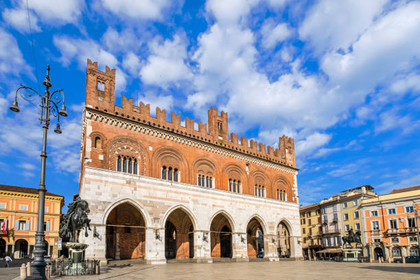 piacenza, palazzo comunale na piazza cavalli (emilia-romania, włochy) - emilia zdjęcia i obrazy z banku zdjęć