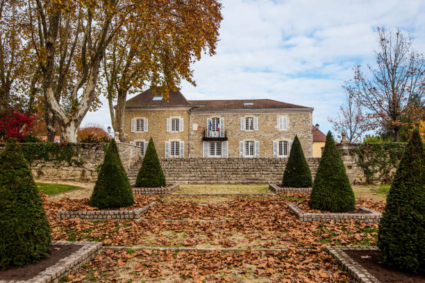 istock SainT-Paul-les-Dax town hall in autumn 1354843952